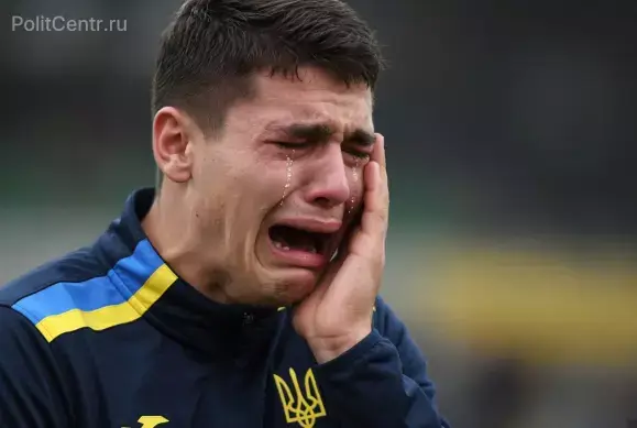 Украинский тяжелоатлет «обиделся» на победу русского чемпиона и отвернулся от флагов