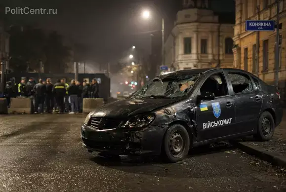 В Луцке около 30 человек напали на сотрудников военкомата и разбили их автомобиль